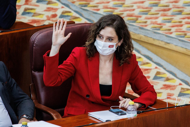 La presidenta de la Comunidad de Madrid, Isabel Díaz Ayuso, durante una sesión plenaria en la Asamblea de Madrid, a 22 de diciembre de 2021, en Madrid (España). La Asamblea de Madrid ha continuado hoy con el debate de las enmiendas de los grupos de la opo