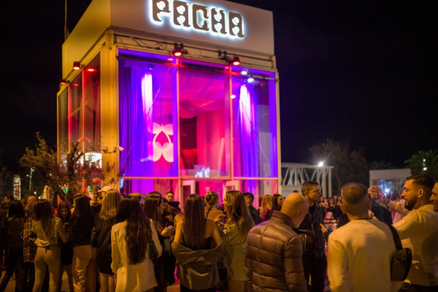 Archivo - Algunas personas hacen cola frente a la discoteca Pacha de Barcelona en la primera noche de reapertura del ocio nocturno en Catalunya tras meses de restricciones, a 7 de octubre de 2021.