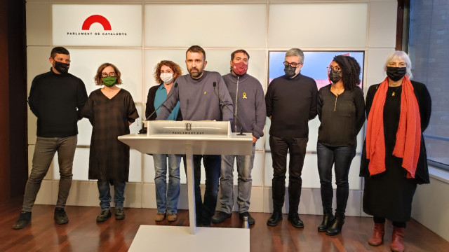 El diputado de la CUP en el Parlament y secretario tercero de la Mesa, Pau Juvillà, arropado por los diputados de su grupo