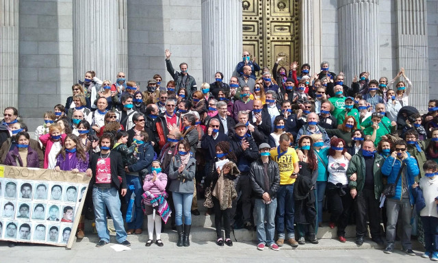 Archivo - Activistas amordazados en la Puerta de los Leones contra la Ley de Seguridad Ciudadana. Ley mordaza.