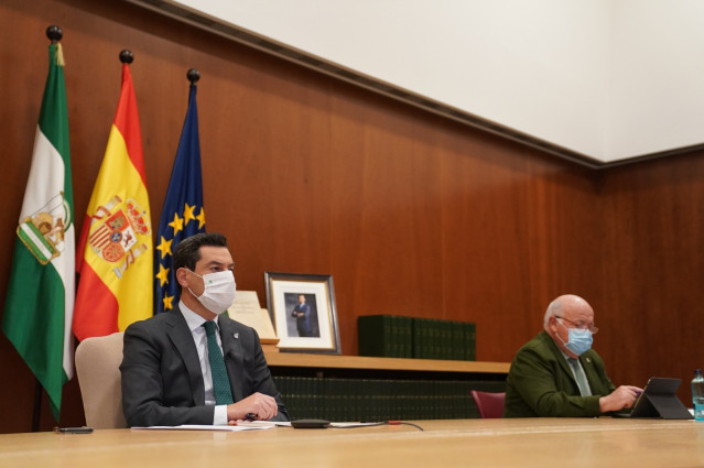 Juanma Moreno (i.) y el consejero de Salud, Jesús Aguirre (d.), este miércoles, durante la Conferencia de Presidentes celebrada de manera telemática
