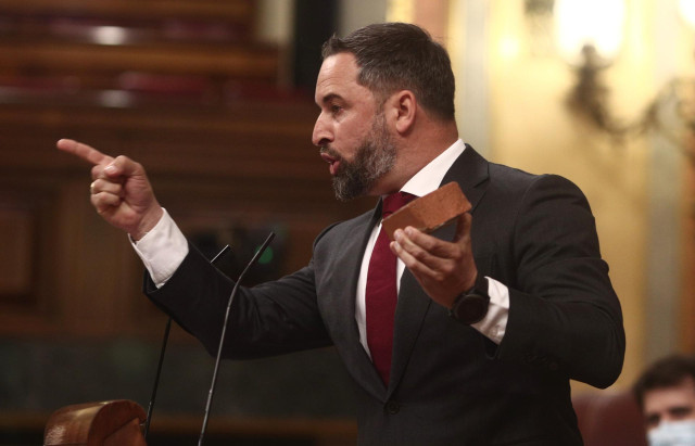 El líder de Vox, Santiago Abascal, interviene con un ladrillo en la mano como signo de protesta por las recientes revueltas en Vallecas durante una sesión plenaria, a 14 de abril de 2021, en el Congreso de los Diputados, Madrid, (España).