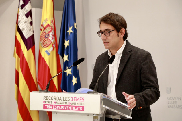 El portavoz del Govern y conseller de Modelo Económico, Turismo y Trabajo, Iago Negueruela, en la rueda de prensa.