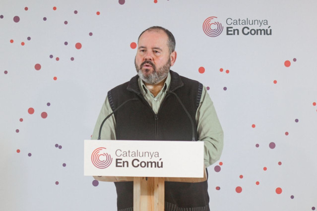 El portavoz de los comuns y diputado en el Congreso, Joan Mena, en rueda de prensa