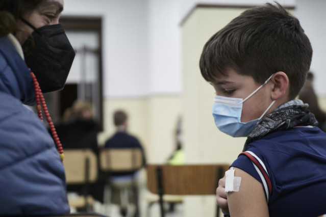 Un niño es vacunado en el centro de vacunación pediátrica