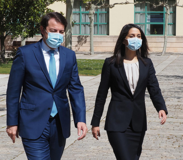 Archivo - El presidente de la Junta de Castilla y León, Alfonso Fernández Mañueco, y la presidenta de Ciudadanos, Inés Arrimadas, tras una reunión entre ambos, a 6 de abril de 2021, en Valladolid, Castilla y León (España).