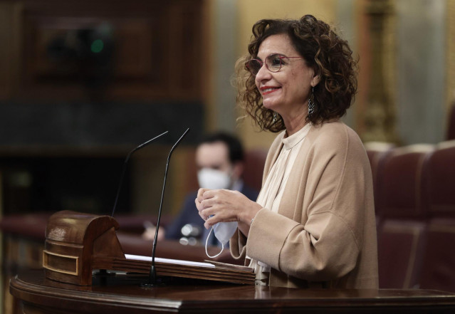 La ministra de Hacienda, Maria Jesús Montero, a su llegada a su llegada a una sesión plenaria en el Congreso de los Diputados, a 23 de diciembre de 2021, en Madrid, (España). Durante el Pleno han debatido sobre varios Proyectos de Ley. Uno de ellos sobre