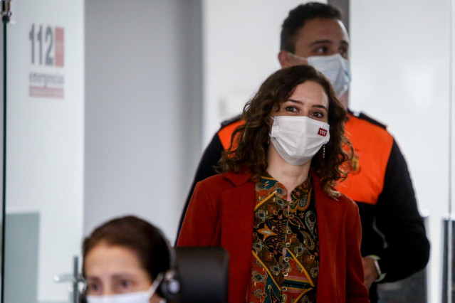 La presidenta de la Comunidad de Madrid, Isabel Díaz Ayuso (c), durante una visita a la Agencia de Seguridad y Emergencias de Madrid 112 (ASEM112), a 23 de diciembre de 2021, en Pozuelo de Alarcón, Madrid, (España). Su visita tiene como objetivo felicitar