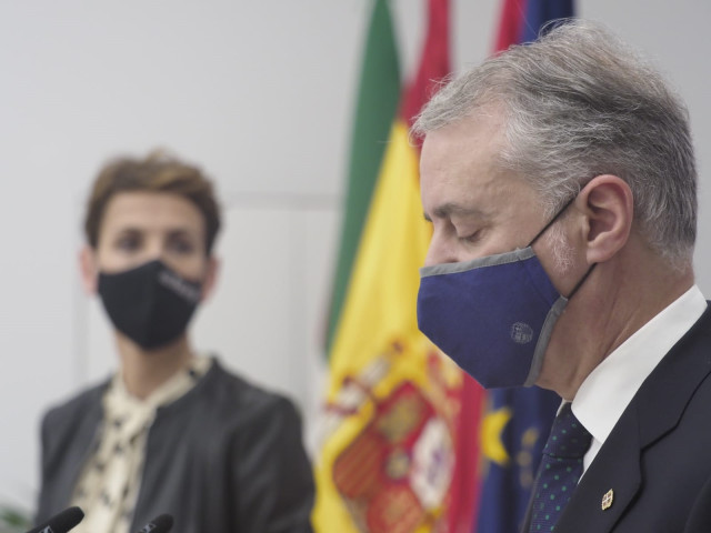 El lehendakari, Íñigo Urkullu, en una comparecencia con la presidenta del Gobierno de Navarra, María Chivite, en Pamplona.