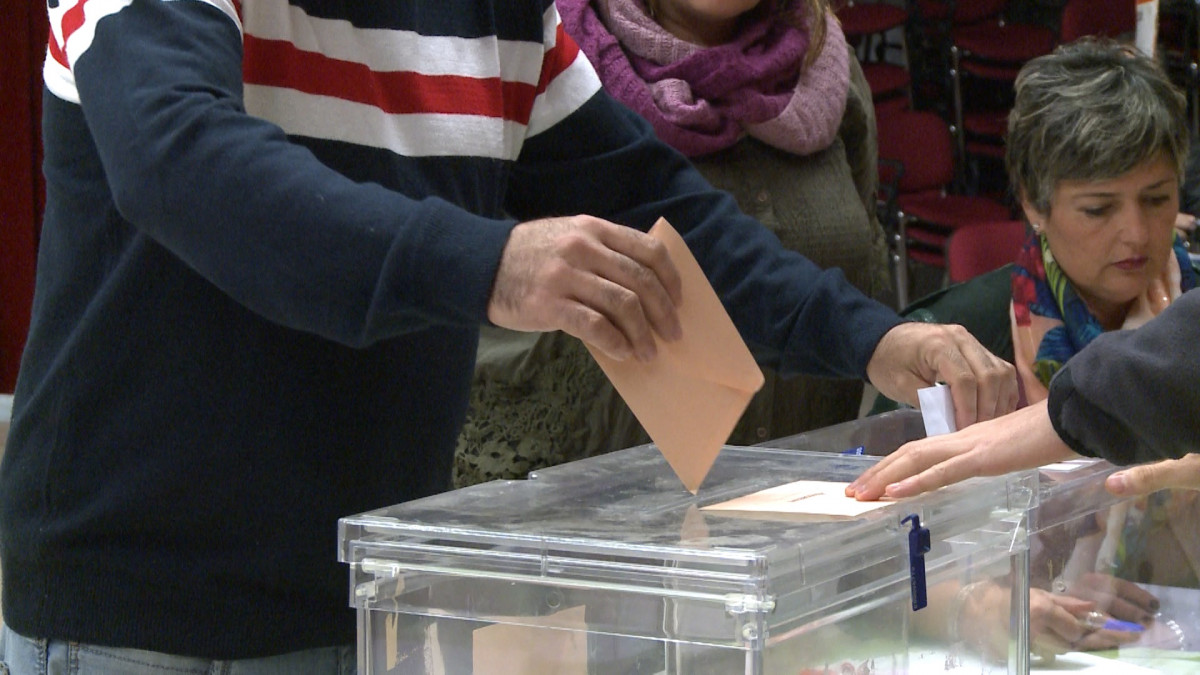 Archivo - Un elector deposita su voto al Senado en una urna