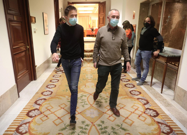 El líder de Más País, Íñigo Errejón (i), y el portavoz de Compromís en el Congreso, Joan Baldoví, a su llegada a una sesión plenaria en el Congreso