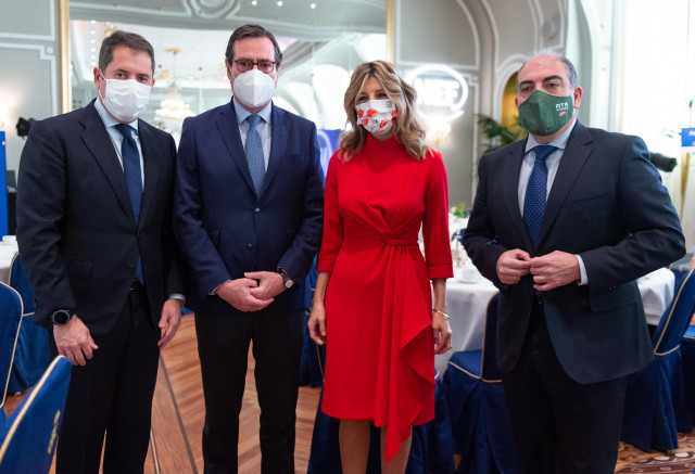 La vicepresidenta segunda y ministra de Trabajo y Economía Social, Yolanda Díaz, con los representantes de la patronal, en una imagen de archivo.