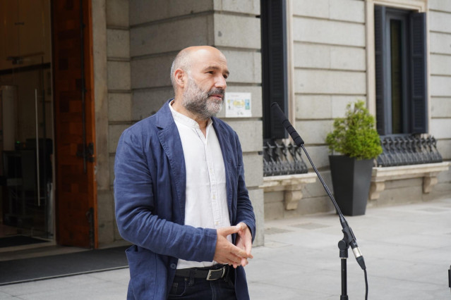 Néstor Rego, duputado del BNG, haciendo declaraciones