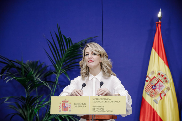 La vicepresidenta segunda del Gobierno, Yolanda Díaz, en una rueda de prensa después de una reunión con el ministro de Cultura y Deporte, cen el Ministerio de Trabajo y Economía Social, a 22 de diciembre de 2021, en Madrid, (España).