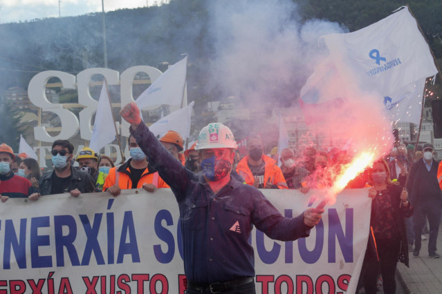 Archivo - Un hombre sostiene una bengala en una manifestación por el futuro industrial de A Mariña, a 17 de octubre de 2021, en Viveiro, Lugo (Galicia). Viveiro acoge este domingo una manifestación convocada por los sindicatos CCOO, UGT y CIG para demanda