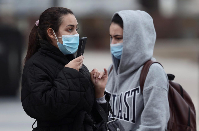 Varias personas con mascarilla, el día antes de que entre en vigor la obligatoriedad de usar mascarilla en exteriores, a 23 de diciembre de 2021, en Madrid, (España). Fue el pasado 26 de junio cuando el Gobierno central decidió poner fin a la obligatoried