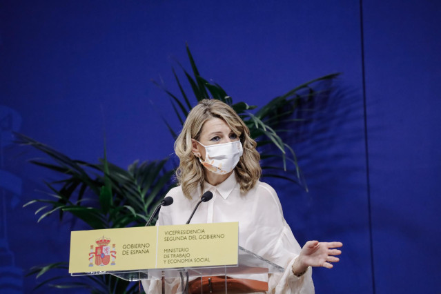 La vicepresidenta segunda del Gobierno y ministra de Trabajo y Economía Social, Yolanda Díaz, en una rueda de prensa después de una reunión con el ministro de Cultura y Deporte, cen el Ministerio de Trabajo y Economía Social, a 22 de diciembre de 2021