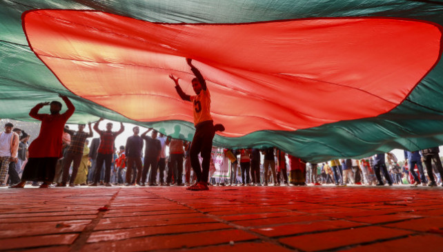 EuropaPress 4149392 16 december 2021 bangladesh savar people wave national flags as they gather