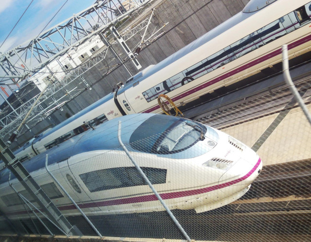 Archivo - AVE, tren, vías, transporte, alta velocidad, viajar, estación