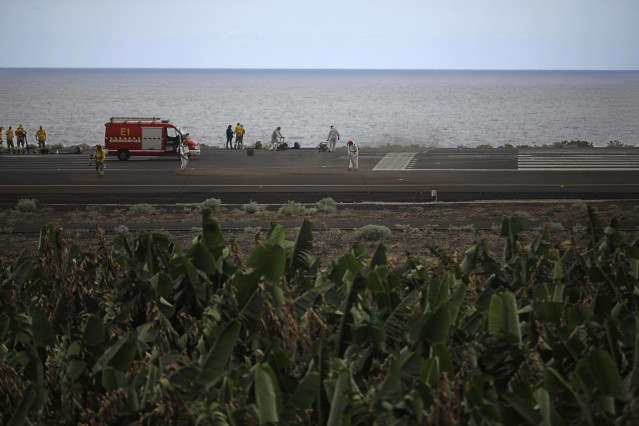 Archivo - Uno de los días en que los operarios han tenido que limpiar la ceniza del aeropuerto de La Palma debido a la erupción del volcán de Cumbre Vieja