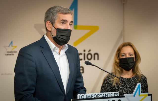 Archivo - El secretario general de CC, Fernando Clavijo, y la diputada autonómica Rosa Dávila, en una rueda de prensa