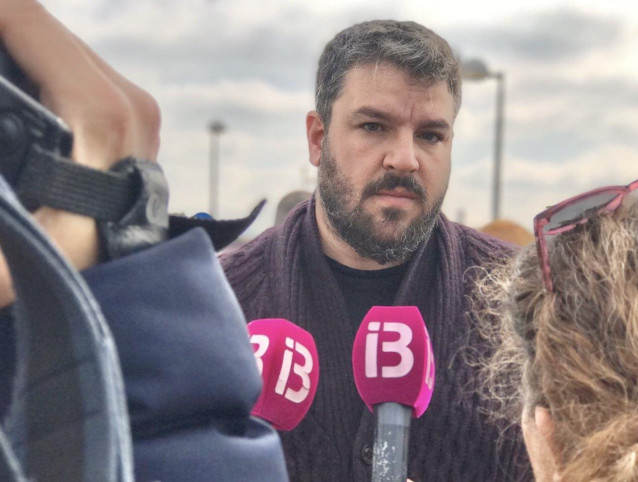 Archivo - El coordinador de MÉS per Mallorca, Lluis Apesteguia, en declaraciones a los medios. Imagen de recurso.