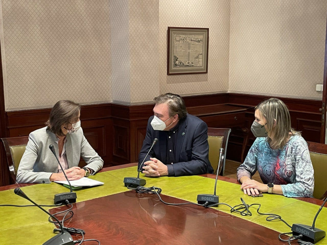 Reunión mantenida por el diputado de Teruel Existe, Tomás Guitarte, y la senadora, Beatriz Martín, con la Ministra de Industria, Comercio y Turismo, Reyes Maroto