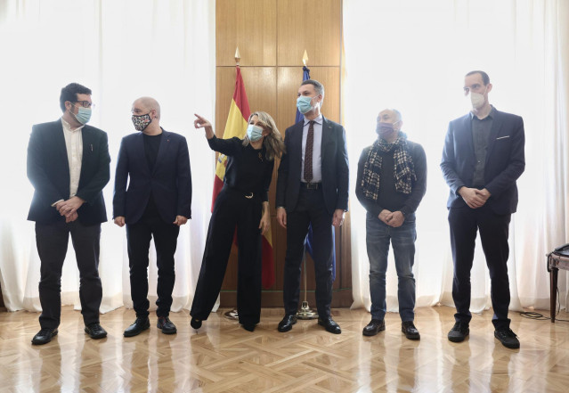 (I-D) El secretario de Estado de Empleo, Joaquín Pérez; el secretario general de CCOO, Unai Sordo; la presidenta segunda del Gobierno y Ministra de Trabajo y Economía Social, Yolanda Díaz; el secretario general de la ETUC, Luca Visentini; el secretario ge