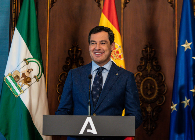 Archivo - El presidente de la Junta de Andalucía, Juanma Moreno, en la comparecencia después de reunirse  con el alcalde de Granada, Francisco Cuenca a 27 de septiembre del 2021 en el Palacio de San Telmo en Sevilla (Andalucía). El presidente de la Junta