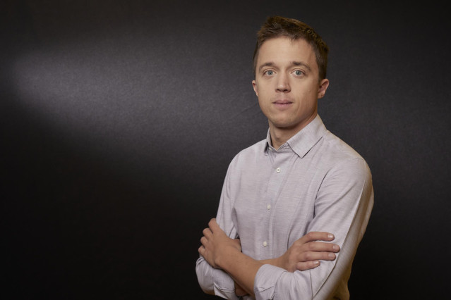 El líder de Más País, Íñigo Errejón, posa para Europa Press en el Congreso de los Diputados, a 23 de diciembre de 2021, en Madrid, (España). Errejón es presidente de Más País desde las elecciones generales de noviembre de 2019.