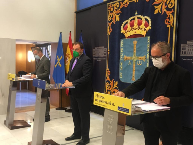 Archivo - Rueda de prensa del consejero de Salud, Pablo Fernández Muñiz; el presidente del Principado, Adrián Barbón; y el director general de Salud Pública, Rafael Cofiño