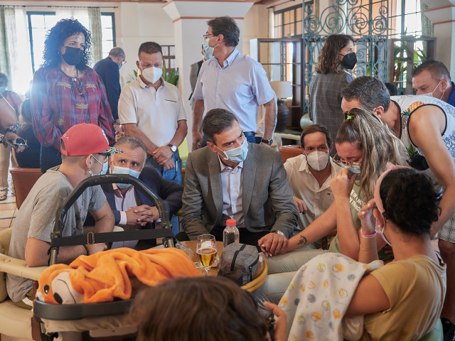Archivo - El presidente de Canarias, Ángel Víctor Torres (2i); el presidente del Gobierno, Pedro Sánchez (centro) y el presidente del Cabildo de La Palma, Mariano Hernández Zapata (4d), durante una visita a un hotel en cuyas instalaciones se hospedan pers