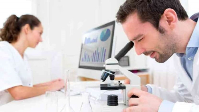 Archivo - Un técnico de laboratorio
