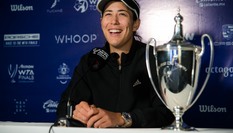 Garbiñe Muguruza sonríe mientras atiende a los medios tras ganar las Finales WTA 2021