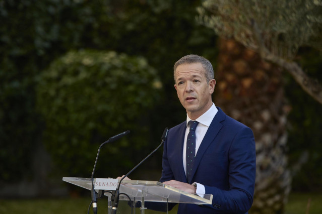 El presidente del Senado, Ander Gil, preside el acto de homenaje a las víctimas de la Covid-19 y a quienes han luchado contra la pandemia, en la Plaza de la Marina, a 21 de diciembre de 2021, en Madrid (España). Durante el acto, se han descubierto un oliv