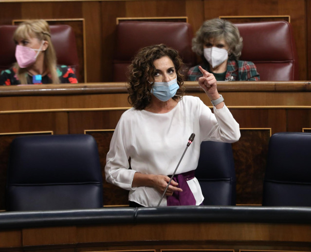 La ministra de Hacienda y Función Pública, María Jesús Montero, en el pleno del Congreso de los Diputados, a 22 de diciembre de 2021, en Madrid (España). Durante esta sesión de control al Gobierno, la última de 2021, el Ejecutivo tiene que hacer frente a