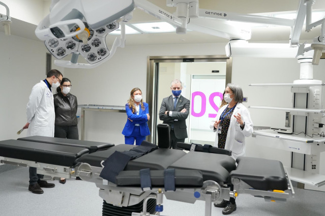 El Lehendakari Iñigo Urkullu  (5i) y la consejera de Sanidad del Gobierno vasco, Gotzone Sagardui Goikoetxea (6i), durante su visita al nuevo edificio de Servicios Generales del HUA Txagorritxu, en el Hospital Universitario de Alava - HUA, a 22 de diciemb