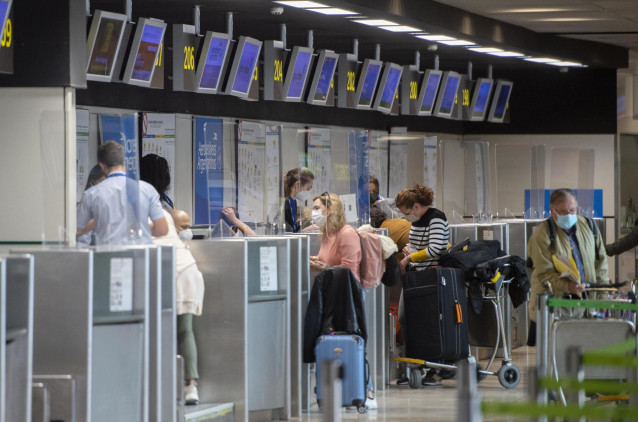 Archivo - Varias personas frente a un mostrador de Aerolíneas Argentinas, en la Terminal T1 del Aeropuerto Madrid - Barajas Adolfo Suárez, en Madrid (España), a 30 de marzo de 2021.