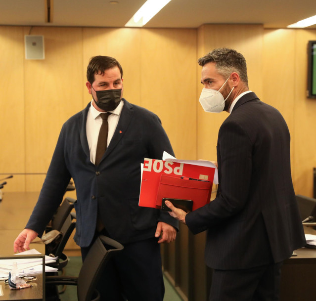 El diputado de la CUP, Ismael Cortés (i) y el portavoz del PSOE, Felipe Sicilia (d) en  la comisión de investigación de la operación ‘Kitchen’ en el Congreso de los Diputados, a 22 de noviembre de 2021, en Madrid (España).
