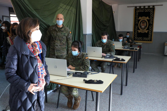 La ministra de Defensa, Margarita Robles, durante una visita a la Unidad de Vigilancia Epidemiológica en la Base ‘Príncipe’ de la Brigada ‘Almogávares’ VI de Paracaidistas (BRIPAC)