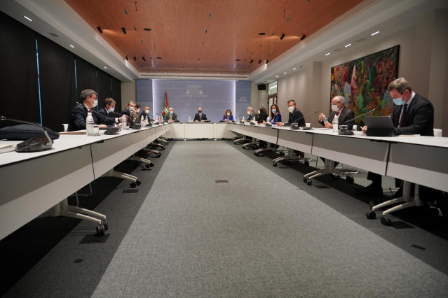 El vicelehendakari, Josu Erkoreka (6i); el Lehendakari, Íñigo Urkullu (centro), y la consejera vasca de Salud, Gotzone Sagardui (7d), durante una reunión del Consejo Asesor del del Plan de Protección Civil de Euskadi - LABI, en la sede de Lehendakaritza,
