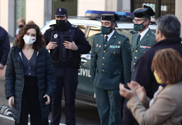 La presidenta de la Comunidad de Madrid, Isabel Díaz Ayuso, a su llegada a una visita a San Martín de Valdeiglesias, a 27 de diciembre de 2021, en San Martín de Valdeiglesias, Madrid, (España). Durante su visita ha participado en alguna de las actividades