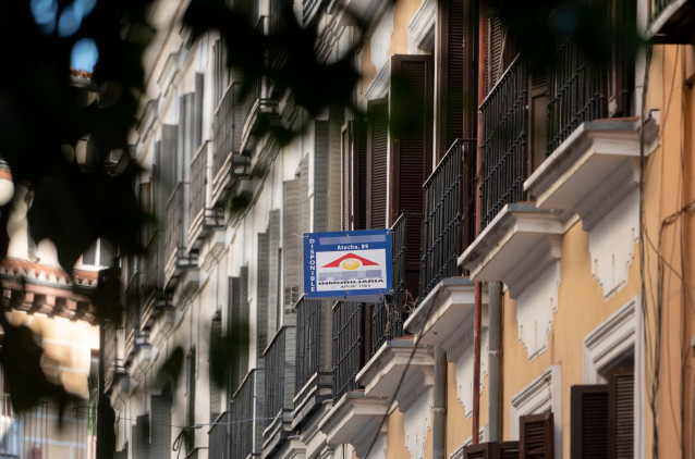 Archivo - Cartel de venta en un edificio de la capital en una imagen de archivo