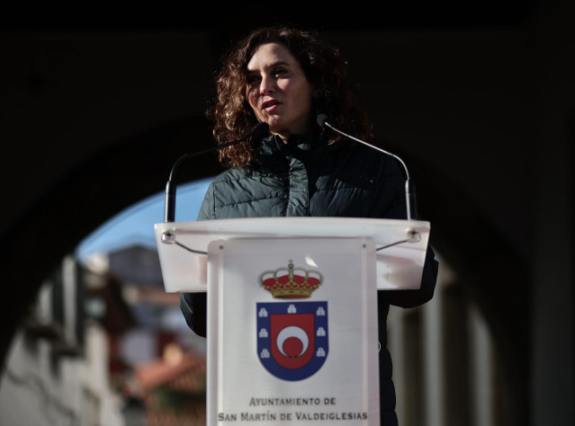 La presidenta de la Comunidad de Madrid, Isabel Díaz Ayuso, interviene en una rueda de prensa durante su visita a San Martín de Valdeiglesias, a 27 de diciembre de 2021, en San Martín de Valdeiglesias, Madrid, (España). Durante su visita ha participado en