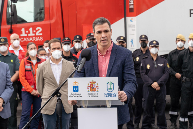 El presidente del Gobierno, Pedro Sánchez, interviene en una rueda de prensa durante su visita a El Paso, La Palma, Canarias (España).