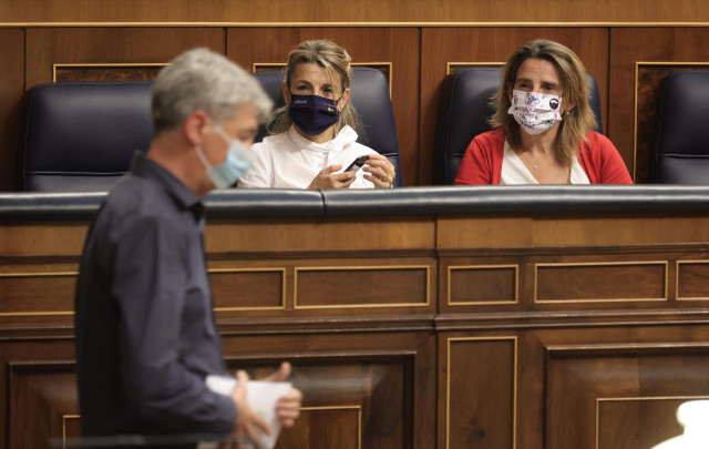 Archivo - La vicepresidenta segunda del Gobierno y ministra de Trabajo, Yolanda Díaz (i), y la ministra de Transición Ecológica, Teresa Ribera (d), observan al diputado de EH Bildu, Oskar Matute, en una sesión plenaria en el Congreso