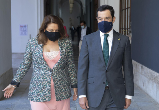 Archivo - El presidente de la Junta, Juanma Moreno (d) tras el acto de la firma de la Declaración Institucional sobre el Futuro de la PAC, junto la consejera de Agricultura, Carmen Crespo (i). En Sevilla (Andalucía, España), a 28 de septiembre de 2020.