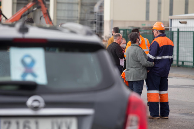 Archivo - Asistentes a una caravana de vehículos de trabajadores de Alcoa, tras la finalización del acto, a 31 de octubre de 2021, en Burela, Lugo Galicia (España). El comité de Alcoa en San Cibrao, en Cervo (Lugo), convoca esta caravana bajo el lema 'Ene