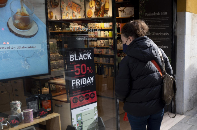 Archivo - Un cartel publicitario anuncia rebajas con motivo del Black Friday