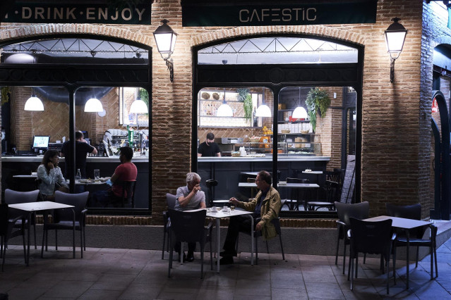 Archivo - Varias personas en una cafetería de Madrid
